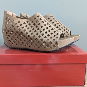 Refresh wedge tan size 6